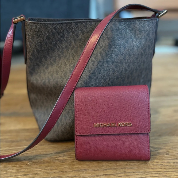 Like New Michael Kors Brown & Red Signature Bucket Bag Purse + Matching Wallet - Picture 4 of 10